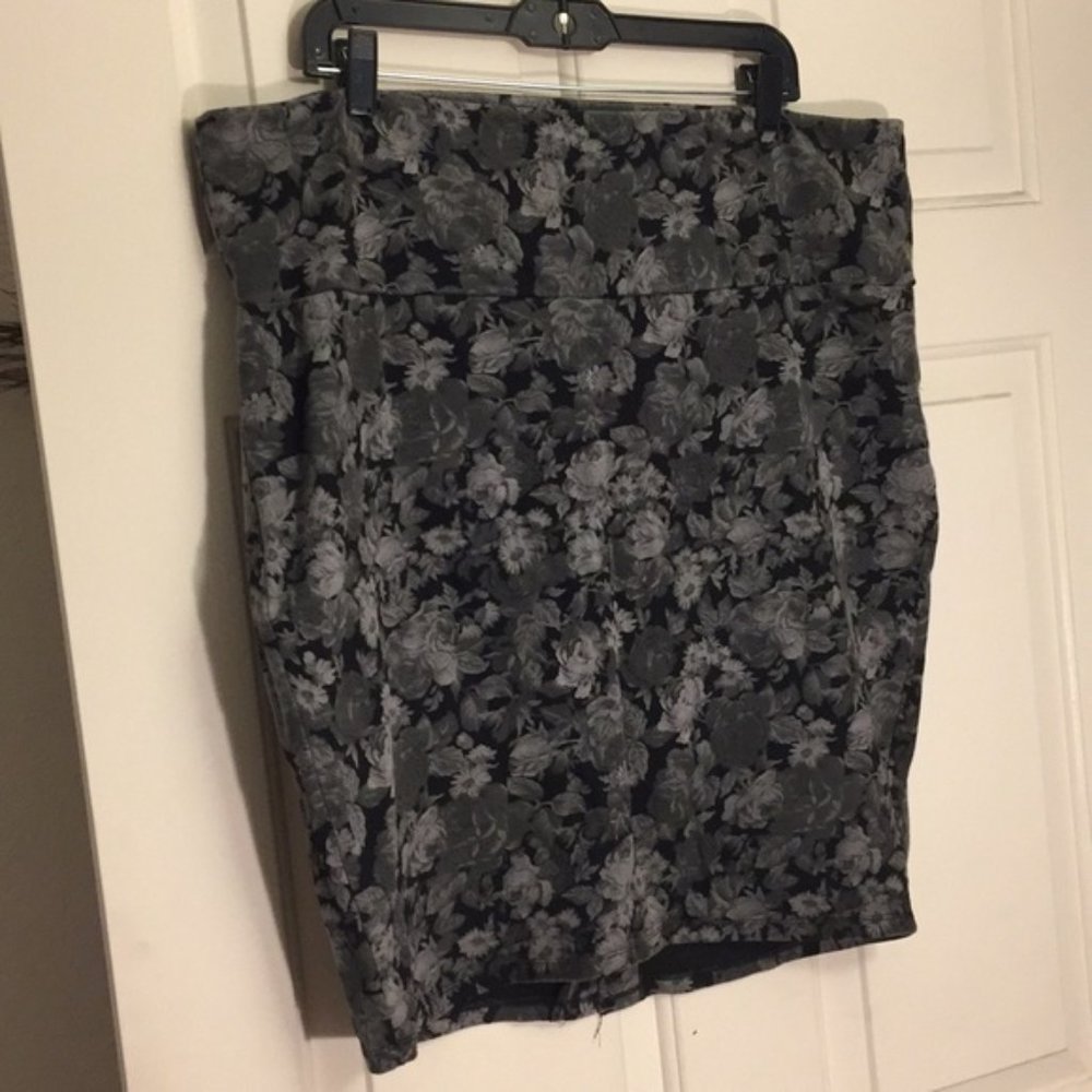 Gray floral pencil skirt